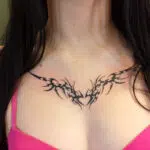 Tetování tribal ornamenty na hrudník