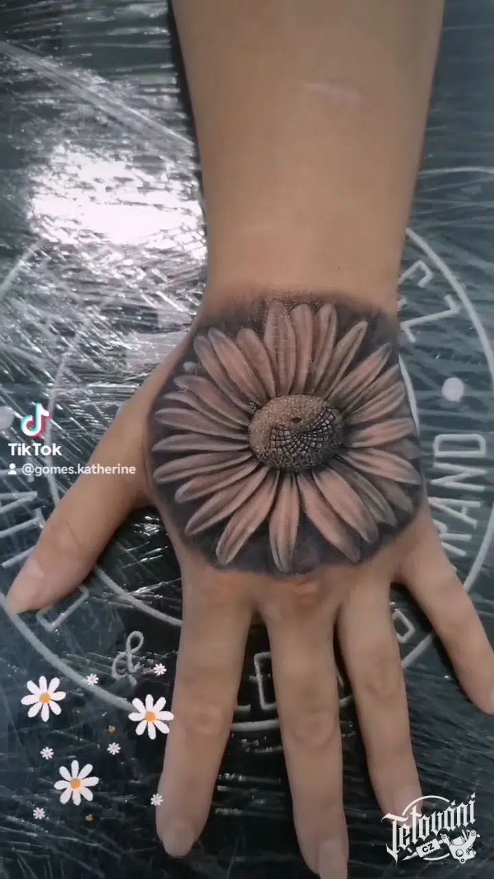 Tetování kopretina na hřbet ruky