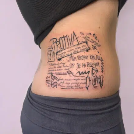 Tetování nápisy, písmena, jména na bok