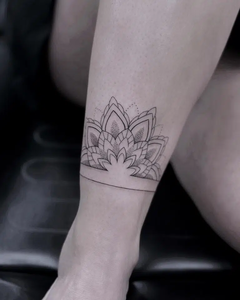 Tetování mandala na holeni