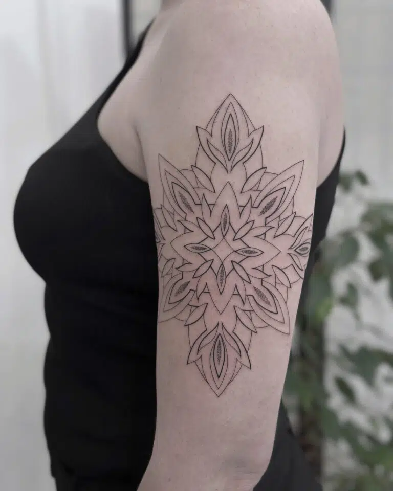 Tetování mandala na rameni