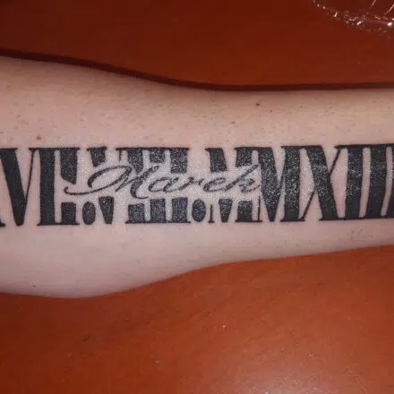Tetování římská čísla, nápis jméno na předloktí