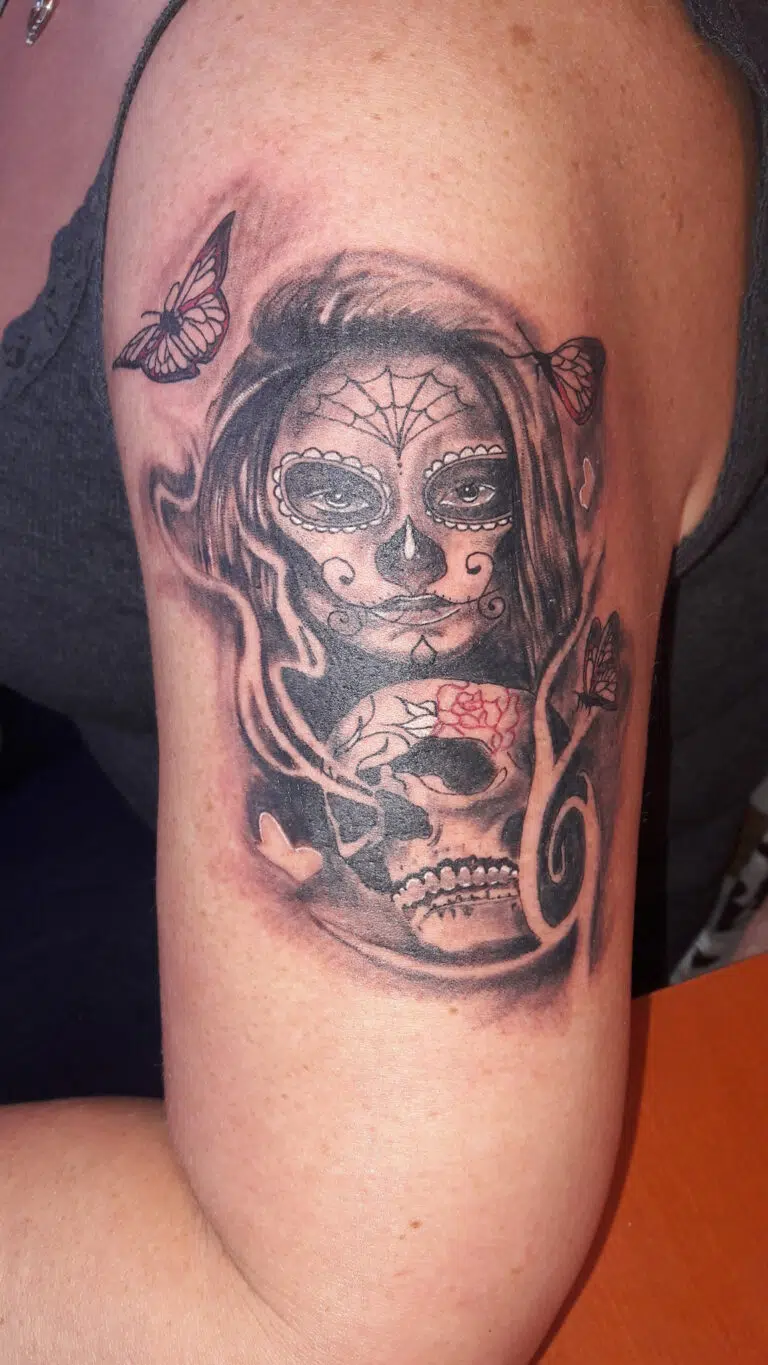 Tetování žena muerte, lebka na rameno