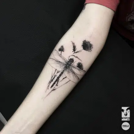 Tetování květiny a zvíře vážka na předloktí