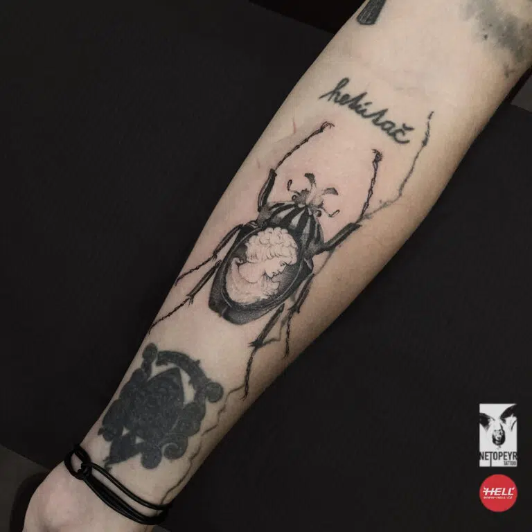 Tetování zvíře brouk na předloktí