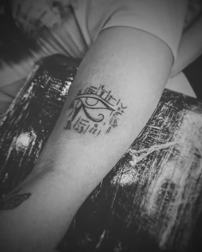 Tetování egyptský symbol, egyptské oko na předloktí
