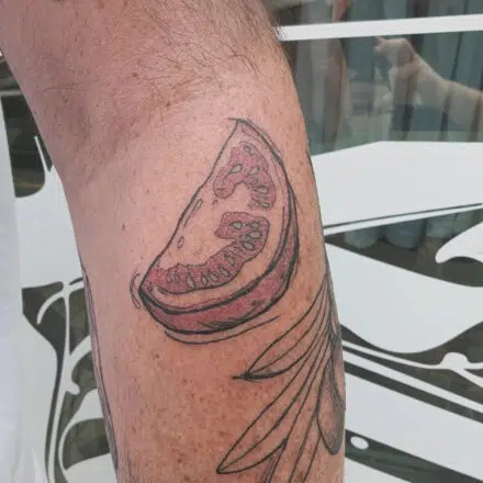Tetování symbol zdraví na předloktí