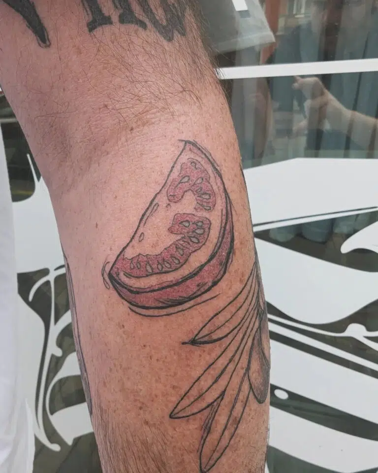 Tetování symbol zdraví na předloktí