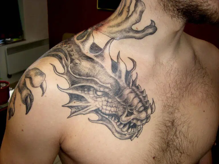 Tetování mýtická bytost drak na rameno