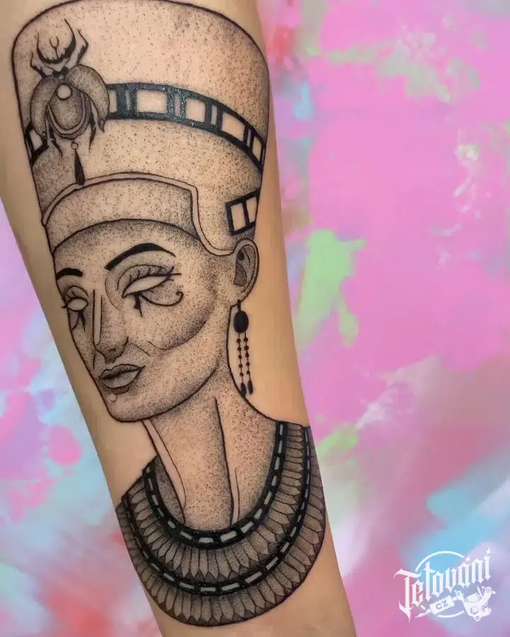 Tetování egyptská mytologie, Nefertiti na předloktí