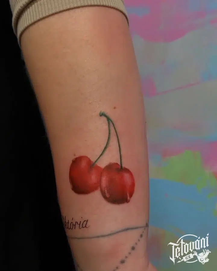 Tetování symbol zdraví, třešně na rameno