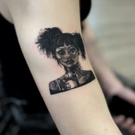 Tetování anime postavička ženy na rameno