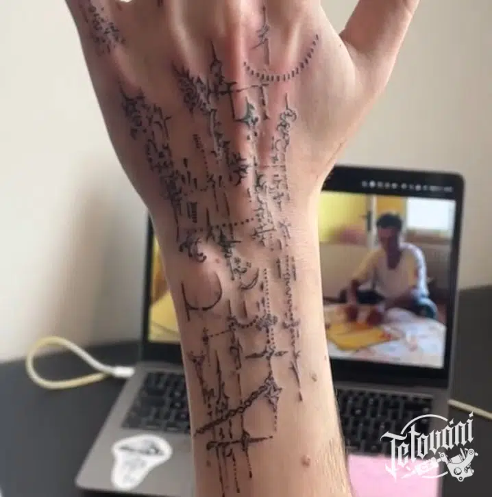 Tetování ornamenty na hřbet ruky