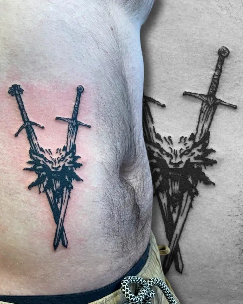 Tetování vlk a meče na břichu