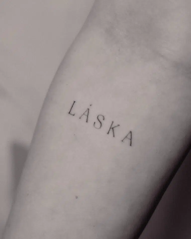 Tetování nápis LÁSKA na předloktí
