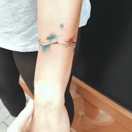 Tetování abstraktní čáry se jménem kolem ruky