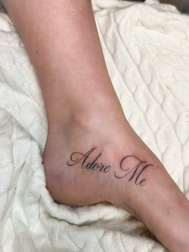 Tetování nápis na nártu