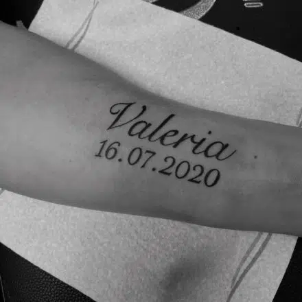 Tetování nápis, jméno dítěte a datum narození na předloktí