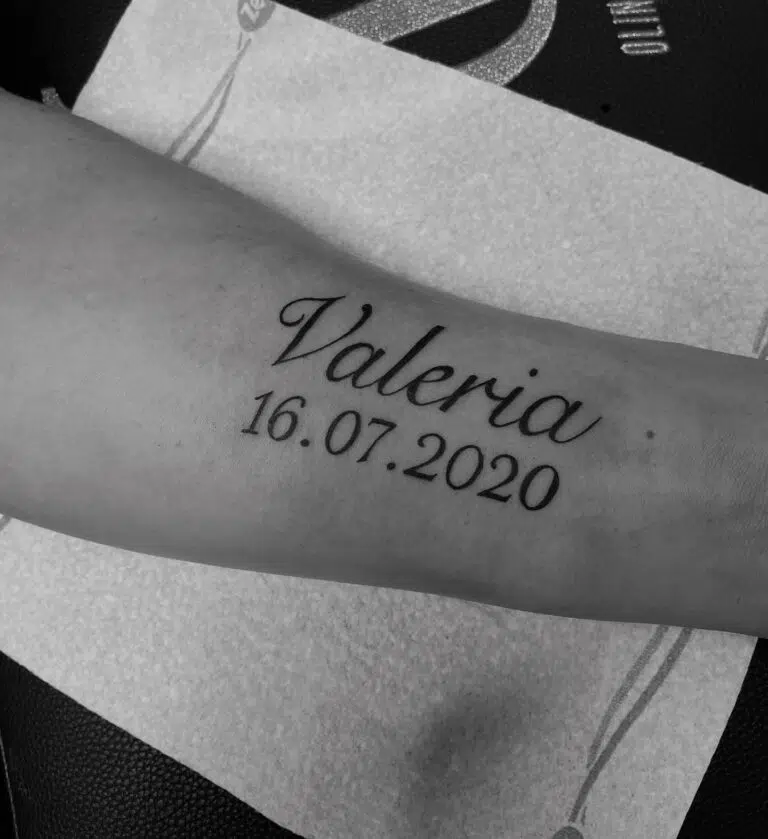Tetování nápis, jméno dítěte a datum narození na předloktí
