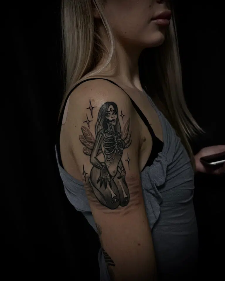 Tetování žena víla na rameni