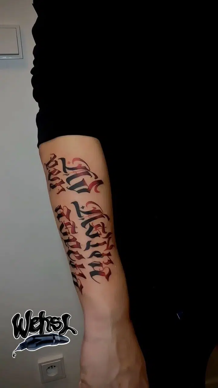 Tetování nápisy na předloktí