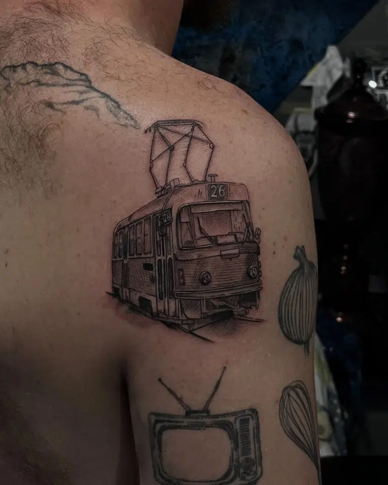 Tetování dopravní prostředek na rameni