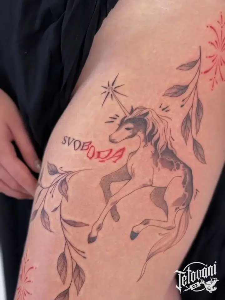 Tetování zvíře jednorožec, větvičky na stehno