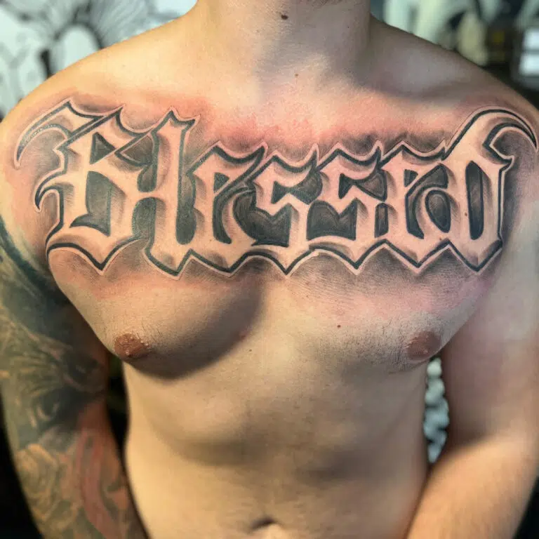 Tetování nápis na hrudi