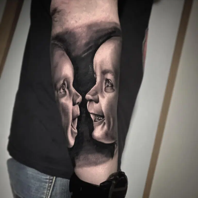 Tetování portréty dětí na předloktí
