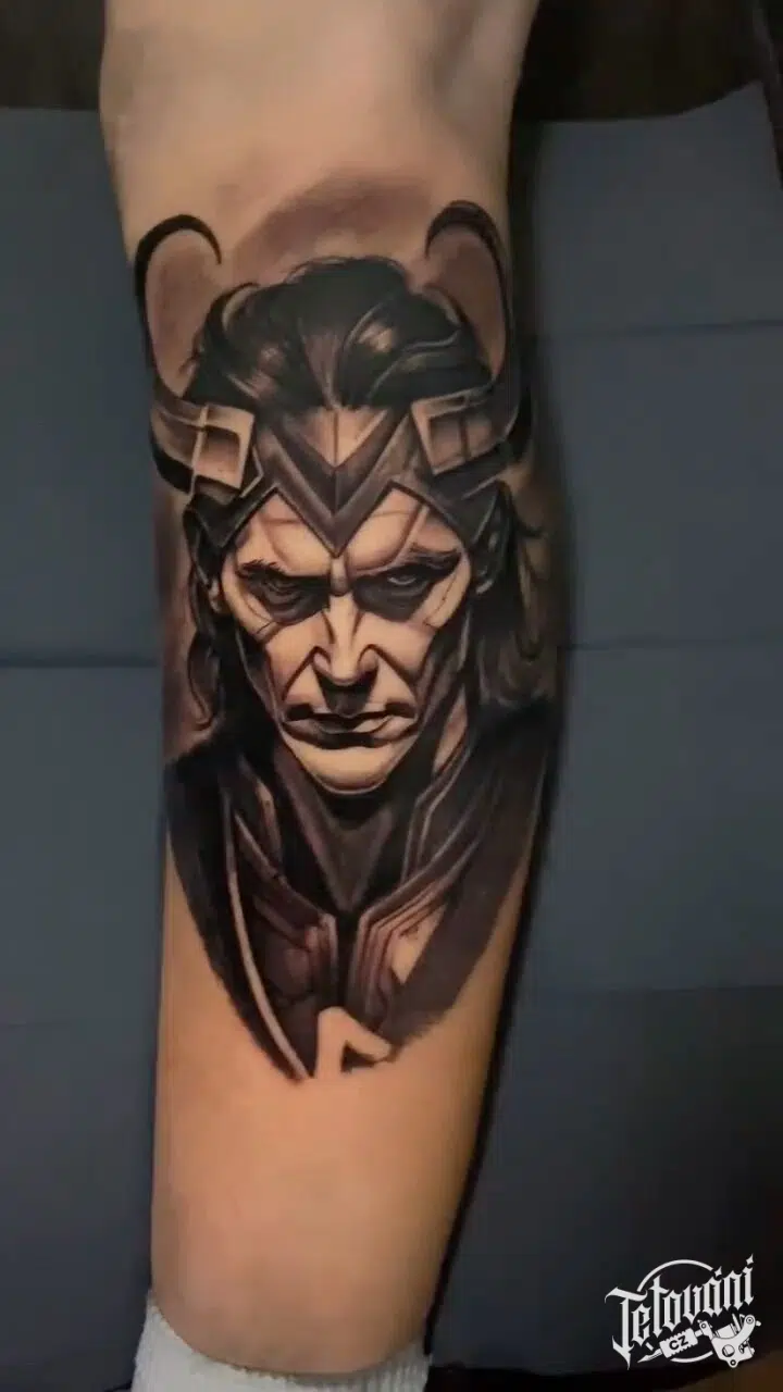 Tetování ďábel na lýtku