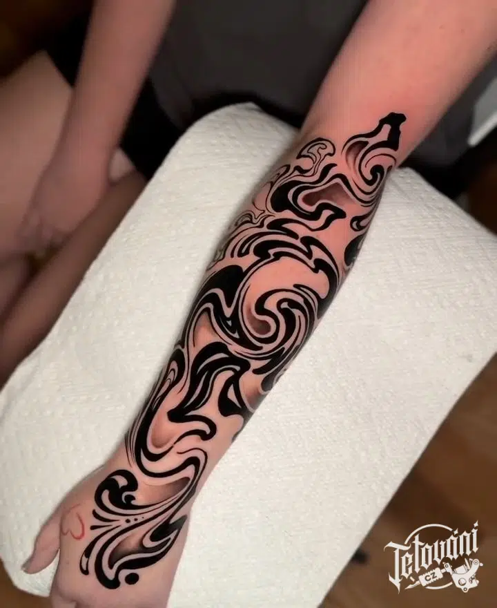 Tetování ornamenty na předloktí