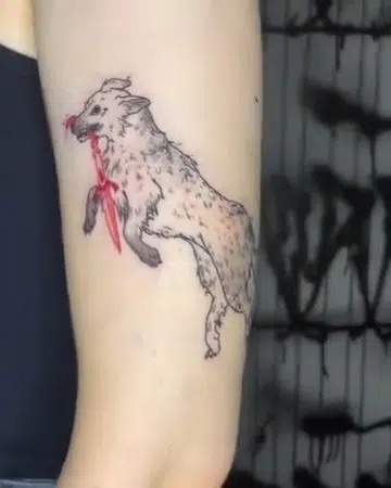 Tetování zvíře hyena na rameno