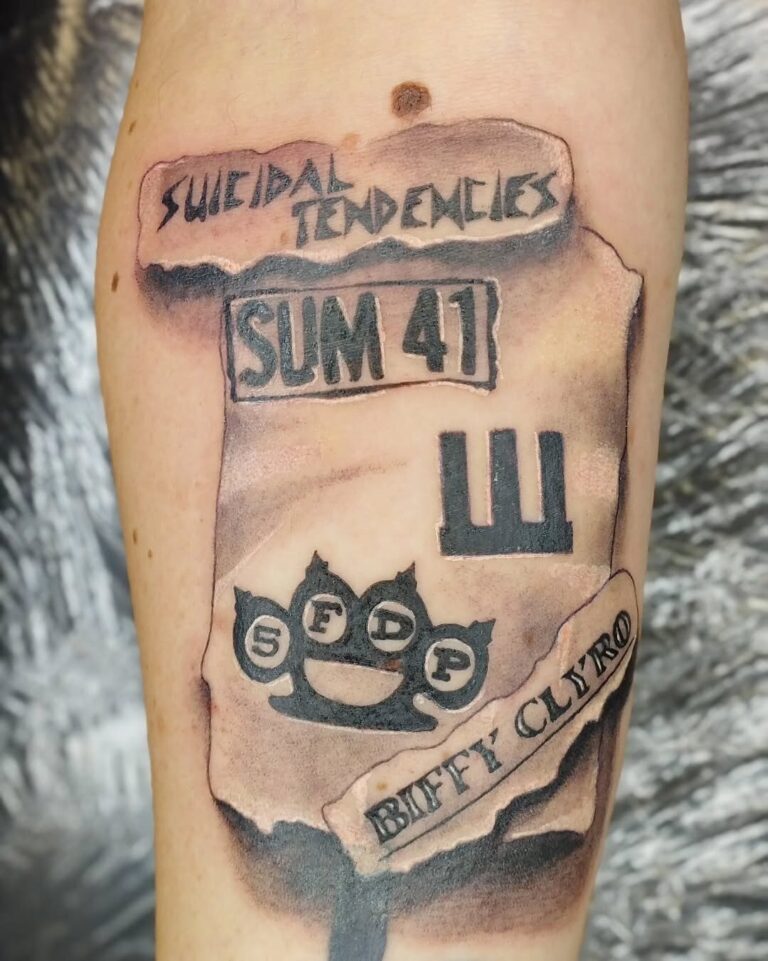 Tetování nápisy, symboly na předloktí