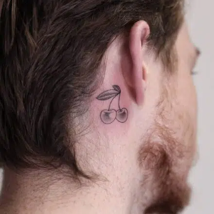 Tetování symbol zdraví za uchem