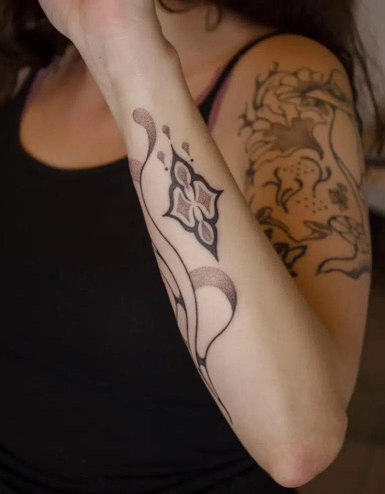 Tetování ornamenty na předloktí