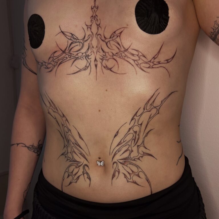 Tetování neo tribal ornamenty na břicho a hrudník
