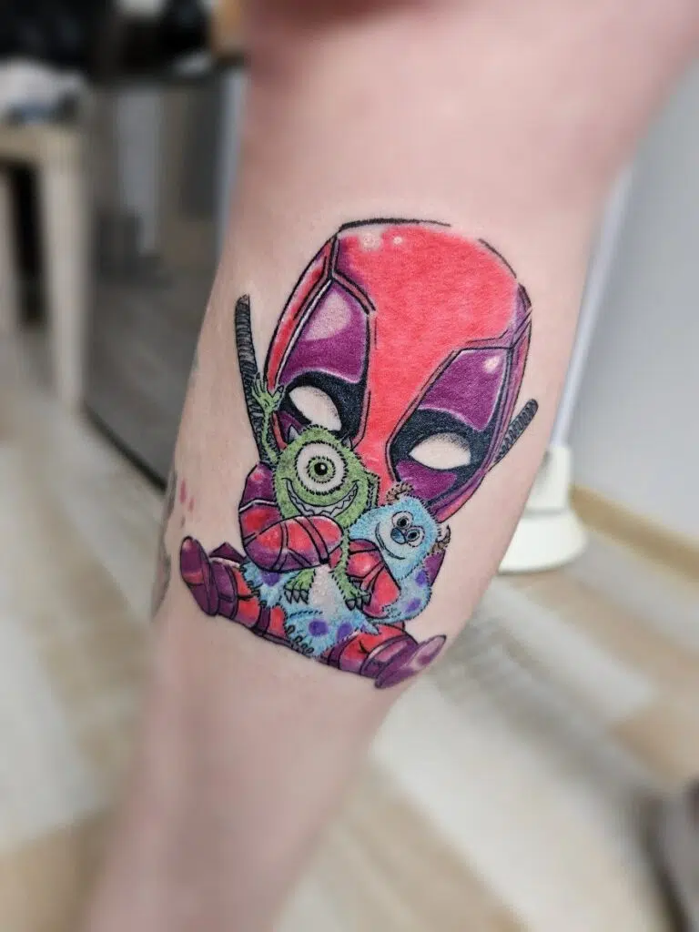 Tetování z filmů a pohádek Deadpool na lýtko