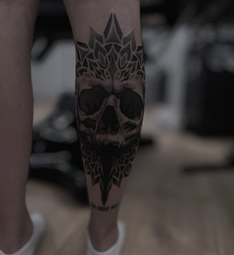 Tetování mandala s lebkou na lýtko