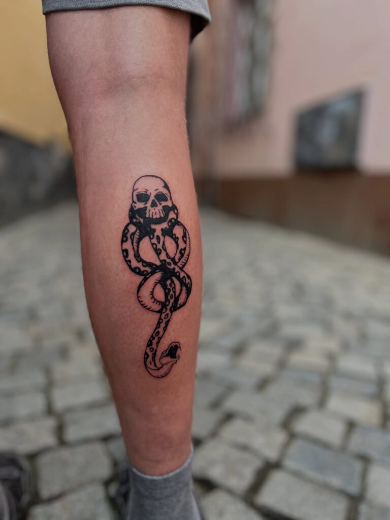 Tetování lebka s hadem, zvíře na lýtko
