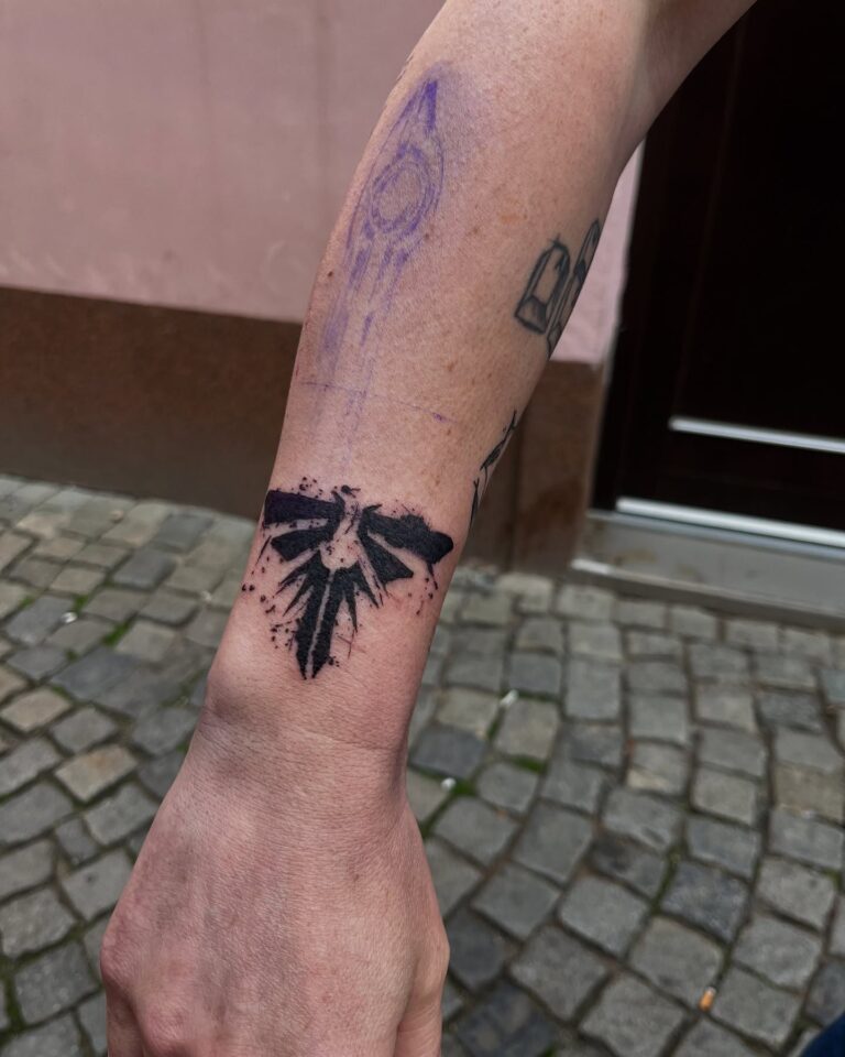 Tetování symbol na zápěstí