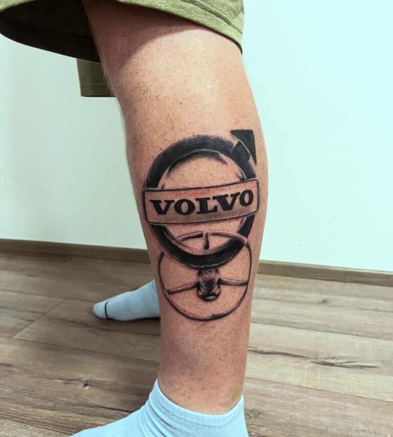 Tetování symbol, značka auta na lýtko