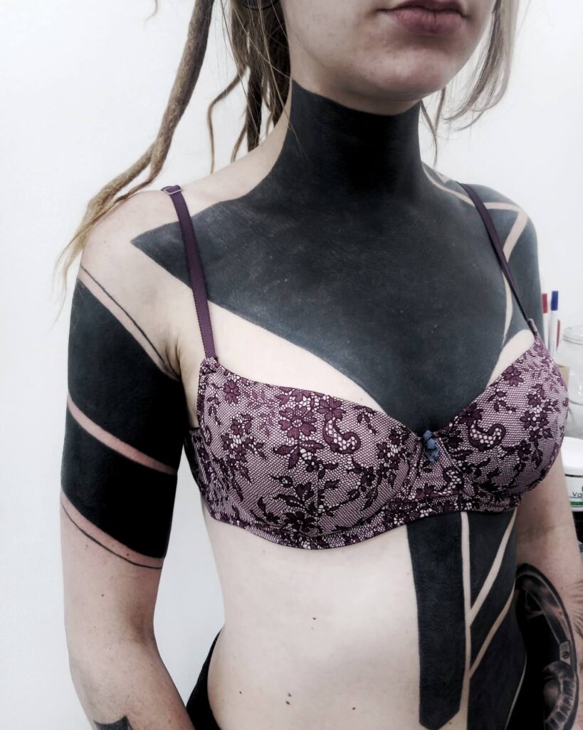 Blackwork tetování na hrudíku, krku a paži