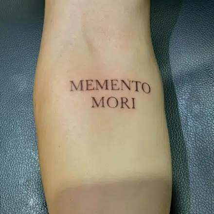 Memento mori nápis na předloktí