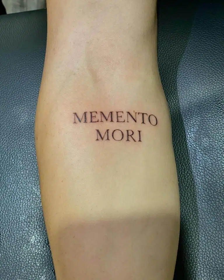 Memento mori nápis na předloktí