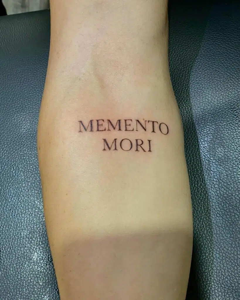 Memento mori nápis na předloktí