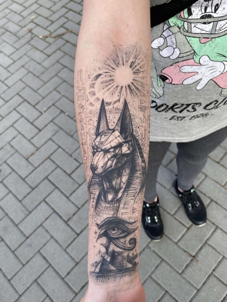 Egyptské tetování – Anubis a egyptské oko na předloktí