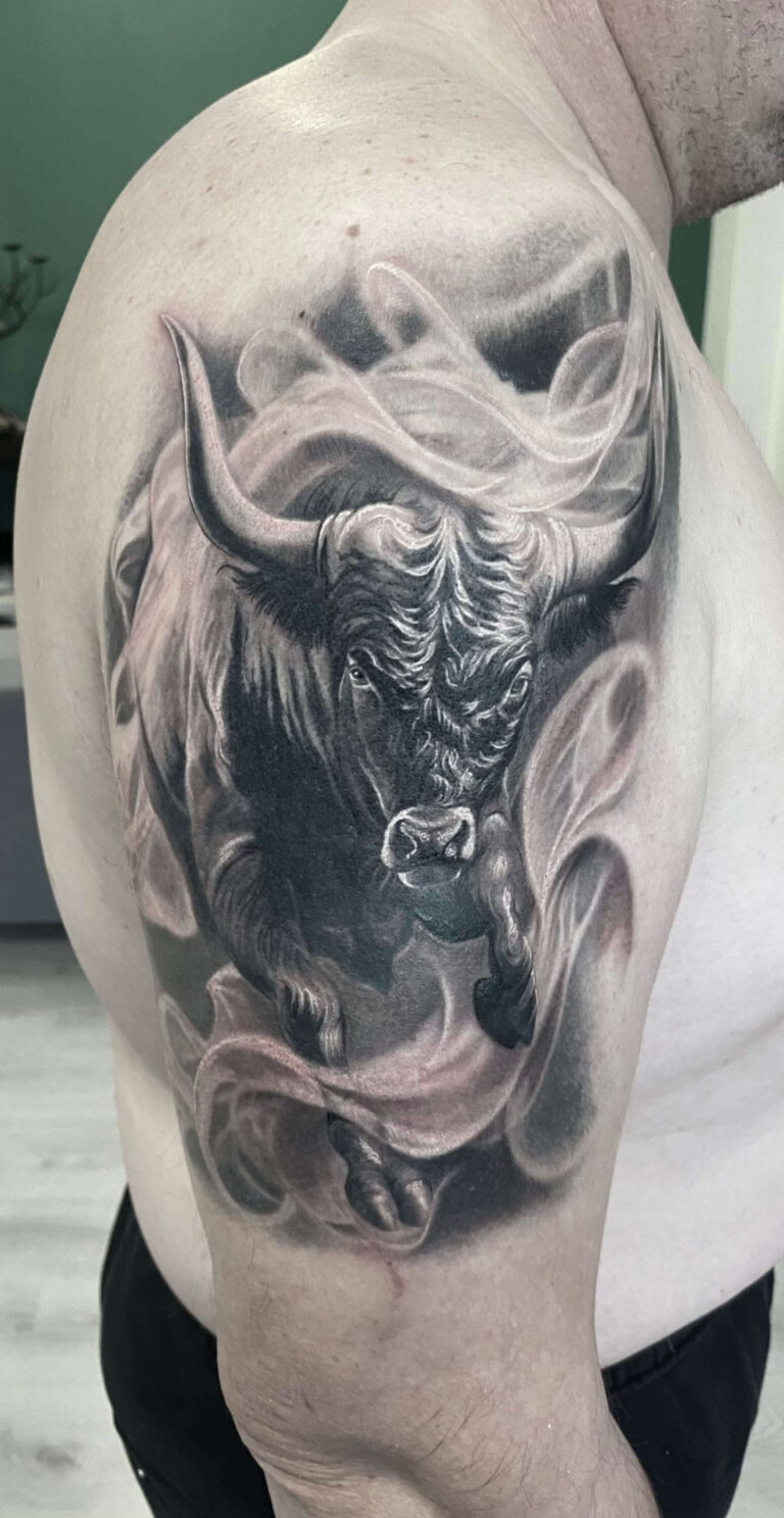 Tetování Býk, v realistickém stylu na paži