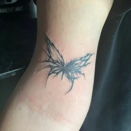 Tetování motýla na paži ve stylu neo tribal
