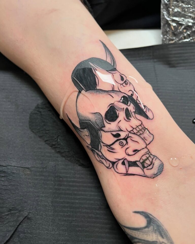 Tetování masky Hannya, lebka na předloktí
