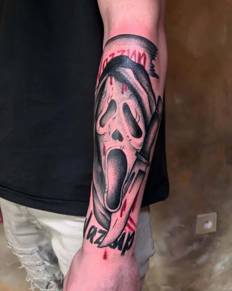 Tetování postava z filmu Vřískot (Ghostface) na předloktí